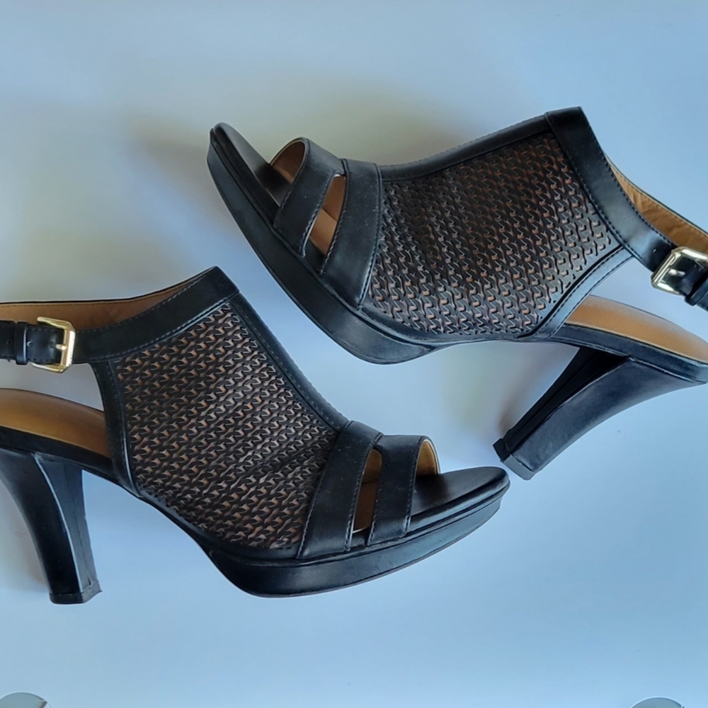 7.0 Naturalizer Black and Tan Sandal Heels